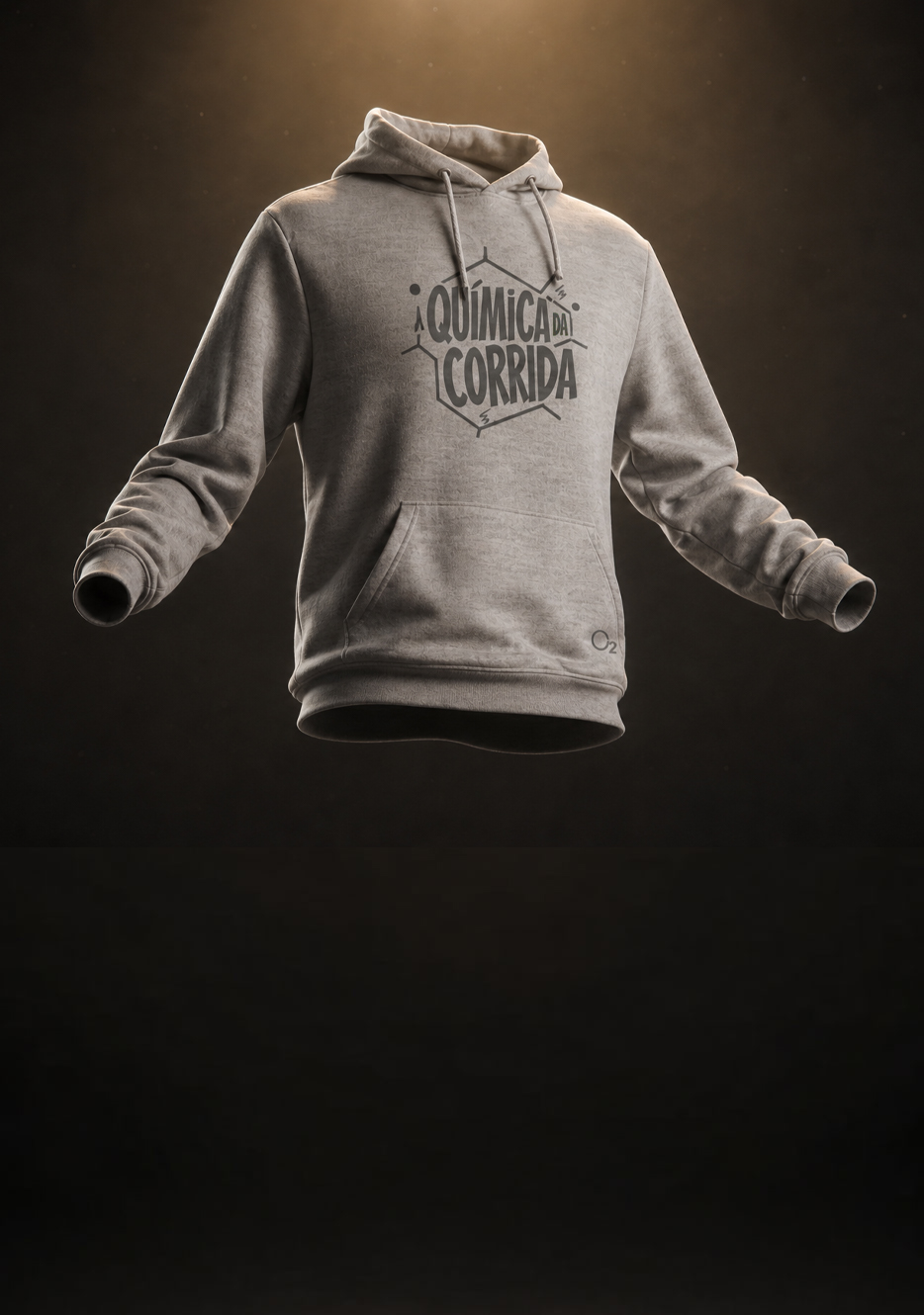 Hoodie cinza com a estampa A Química da Corrida, iluminado por um foco de luz